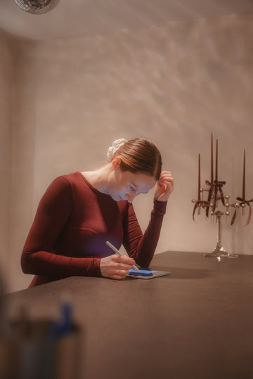Charlyn schaut auf ihr Ipad