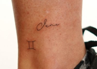 Schriftzug "June" und Zwillinge-Symbol