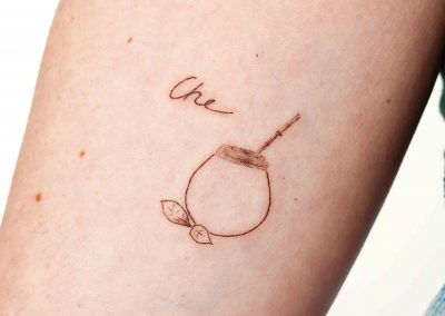 Mate-Getränk und Schriftzug in Charlyns Handschrift