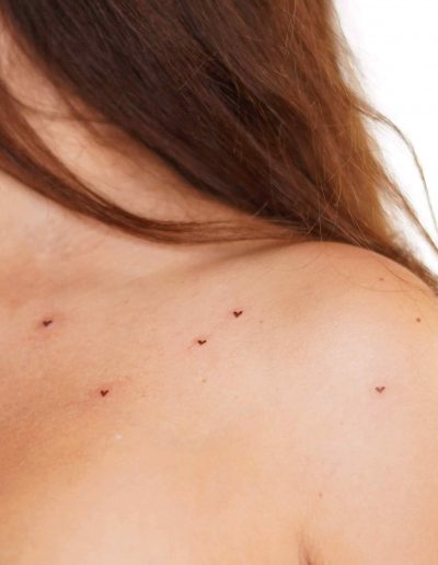 Freckle hearts am Schlüsselbein
