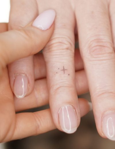 Stern-Tattoo am Ringfinger